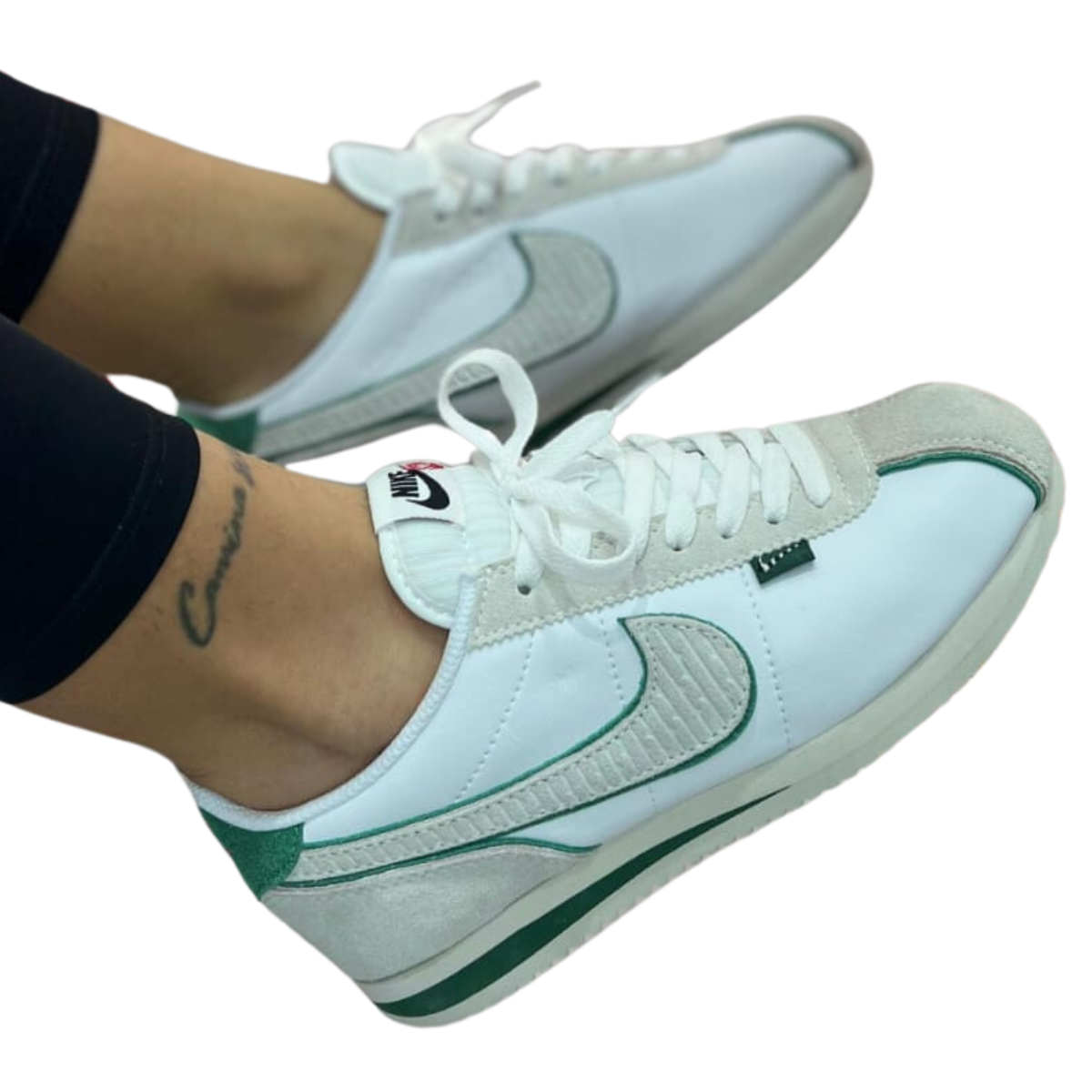 ZAPATILLAS NIKE CORTEZ MUJER O Características Clave de las Nike Cortez Las Nike Cortez o ofrecen varias características que las hacen destacar:  Diseño Icónico : Las Nike Cortez Classic son reconocidas por su diseño simple pero elegante, disponible en colores como azul marino, blanco gris naranja y negro . Comodidad : Estas zapatillas están hechas con materiales de alta calidad, como la gamuza y el cuero, para proporcionar una gran comodidad. Durabilidad : Las Nike Cortez premium están diseñadas para durar, gracias a su construcción robusta y suela de goma resistente. ¿Cómo elegir las ZAPATILLAS NIKE CORTEZ MUJER O? 1. Considere el color y el estilo Las Nike Cortez Mujer originales vienen en varios colores y estilos. Desde las clásicas Nike Classic Cortez blancas hasta las elegantes Nike Classic Cortez negras , hay una opción para cada gusto. Si buscas algo más llamativo, las Nike Cortez gamuza o las Nike Cortez basic Forrest Gump pueden ser justo lo que necesitas.  2. Verifica la calidad Es crucial asegurarte de que estás comprando tenis Nike Cortez o. Verifica siempre que el vendedor sea de confianza, como Onlineshoppingcenterg, donde garantizamos la callidad de todos nuestros productos.  3. Comparar precios El precio de las Nike Cortez o puede variar según el modelo y la tienda. En Onlineshoppingcenterg , ofrecemos precios competitivos para asegurarte de que obtengas el mejor valor por tu dinero.